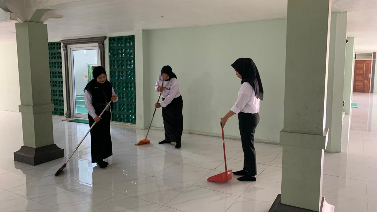Sambut Ramadhan, Pegawai Lapas Perempuan Pekanbaru Gotong Royong Bersihkan Masjid dan Taman