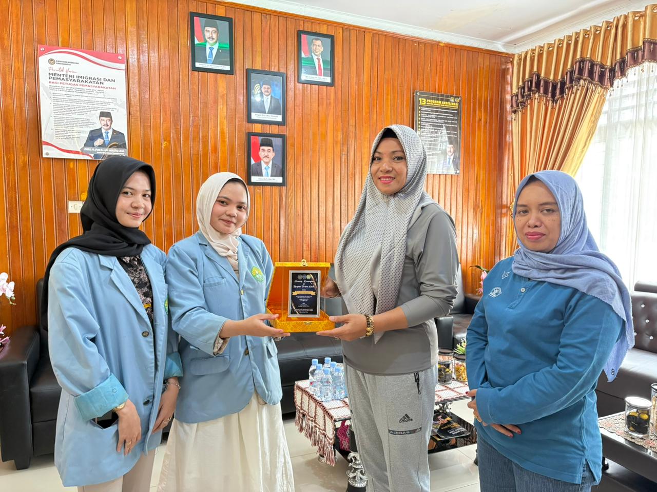 Akhiri Magang, Mahasiswa Magang Universitas Riau Serahkan Plakat Ke Lapas Perempuan Pekanbaru