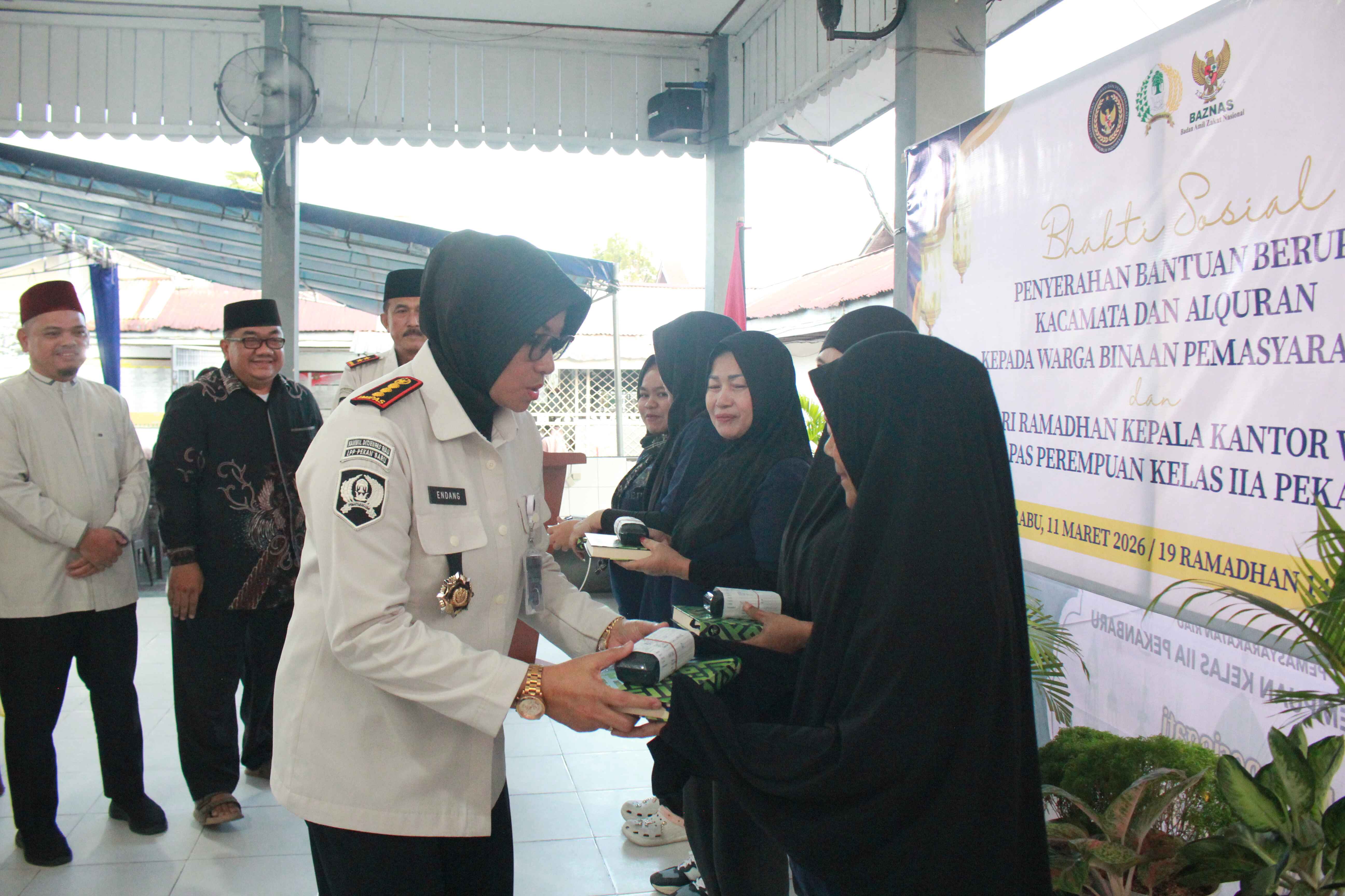 Safari Ramadhan Kanwil Ditjenpas Riau di Lapas Perempuan Pekanbaru, WBP Terima Bantuan Kacamata dan Al-Qur'an dari Baznas